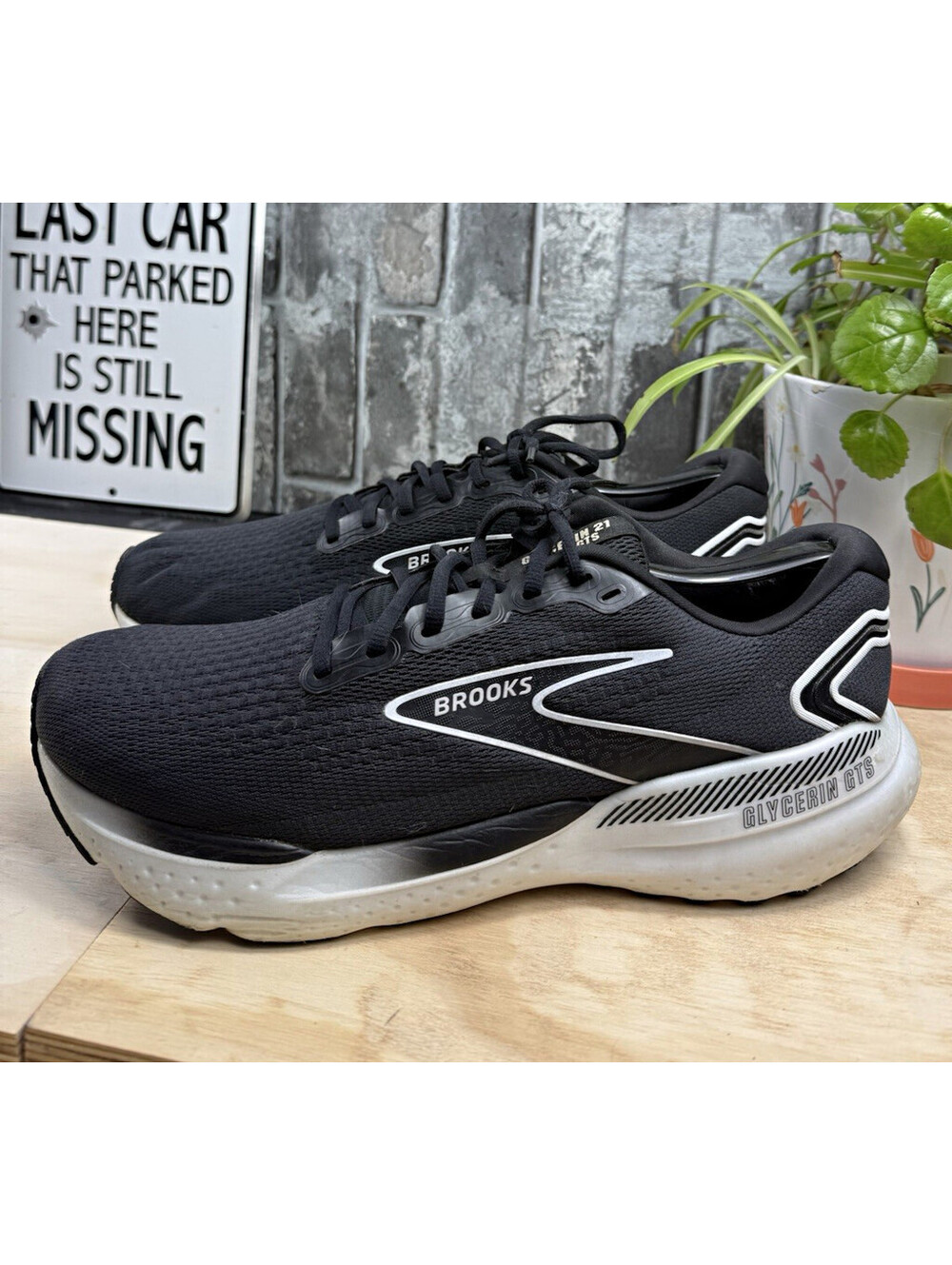 Brooks Glycerin GTS Men's Black/White Low Top Lace-Up 2E Rubber 1104202E090
